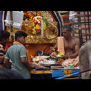 Gläubige können während der Prozession Opfergaben übergeben